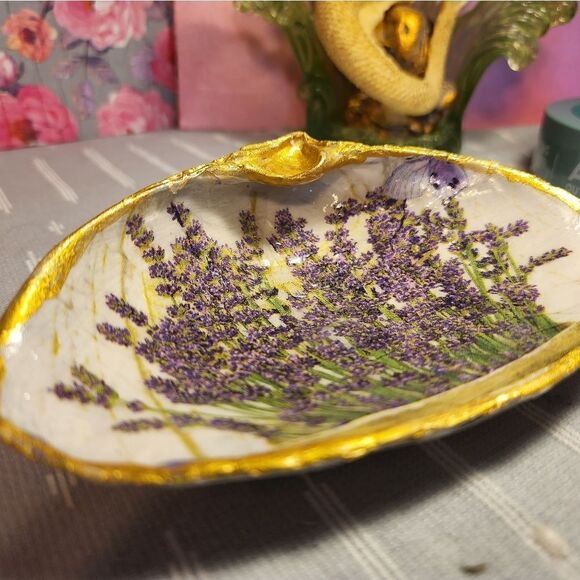 DECOUPAGE CLAM SHELL DECOUPAGE LAVENDER FLOWERS ON A CLAM SHELL TRINKET DISH - Picture 5 of 10